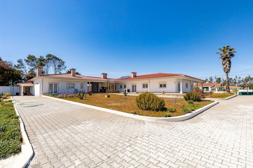 Moradia T5 inserida em lote de 2.800 m² - Pataias