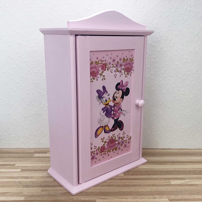 drewniana szafa dla lalek z wieszaczkami