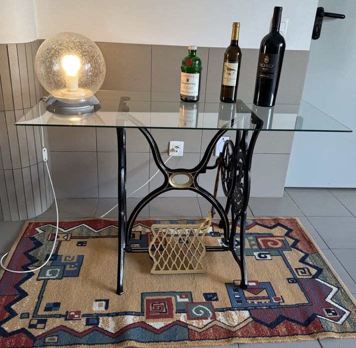 Mesa tampo de vidro em pés Singer