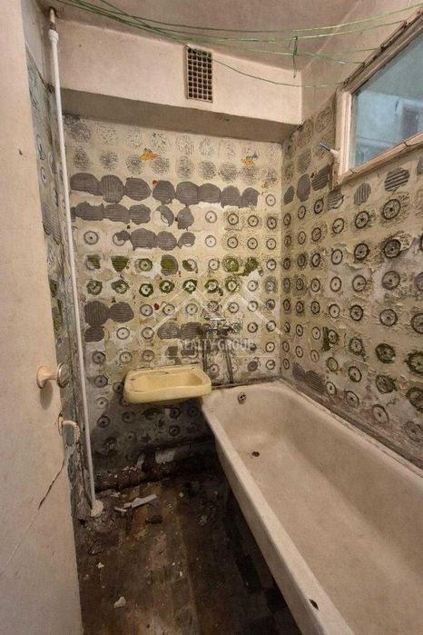 Продаж “брежнівки” 2к квартири по вул. Харитонова