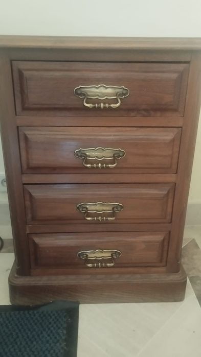 Mesa de cabeceira em madeira maciça com 4 gavetas – estilo clássico/vintage