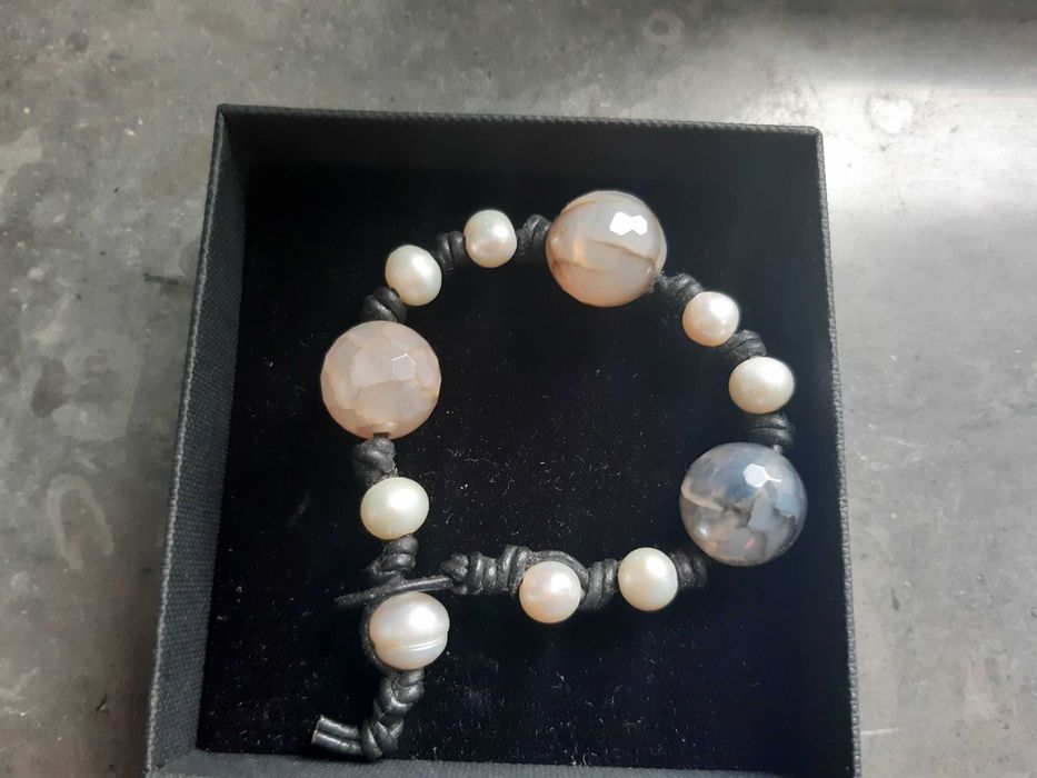 Pulseira pérolas, pedras semipreciosas e couro, Nunca usada