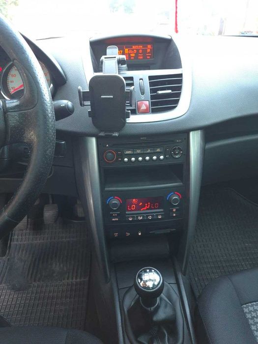 автомобіль Peugeot 207