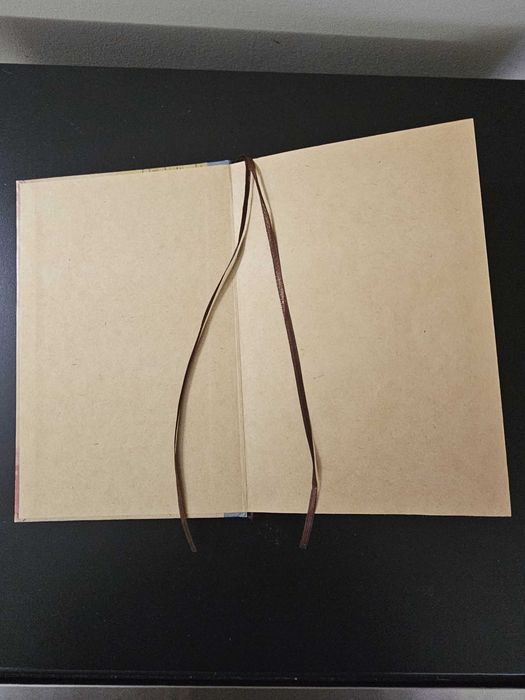 Caderno dourado pautado