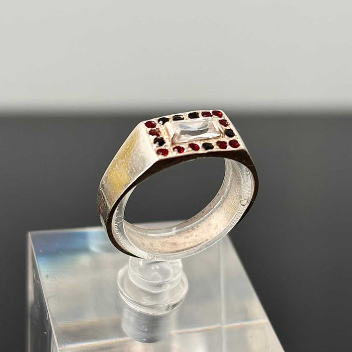 Srebrny sygnet geometryczny ze srebra próby 925, rubinów i cyrkonii