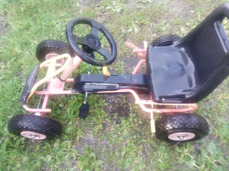 Stary gokart dziecięcy na pedały