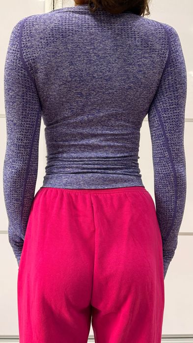 Fioletowy longsleeve modelujący brzuch GymShark XS podkreślający