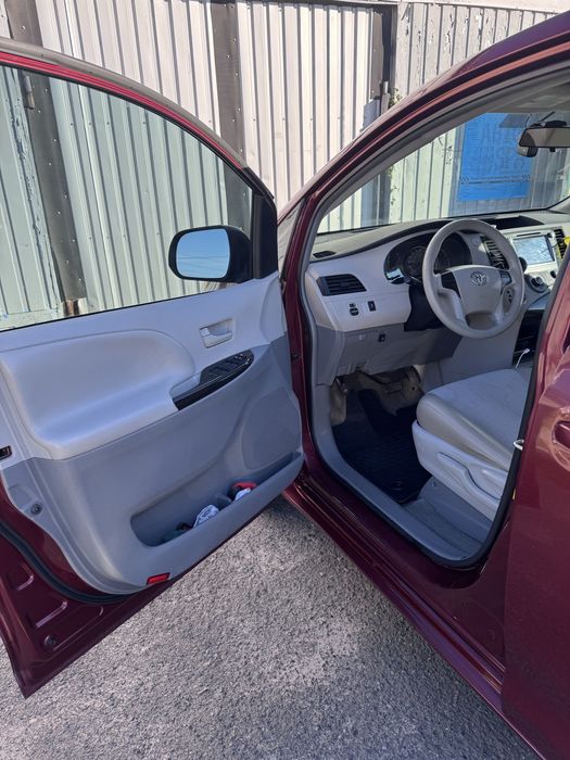 Toyota Sienna 2012 рік