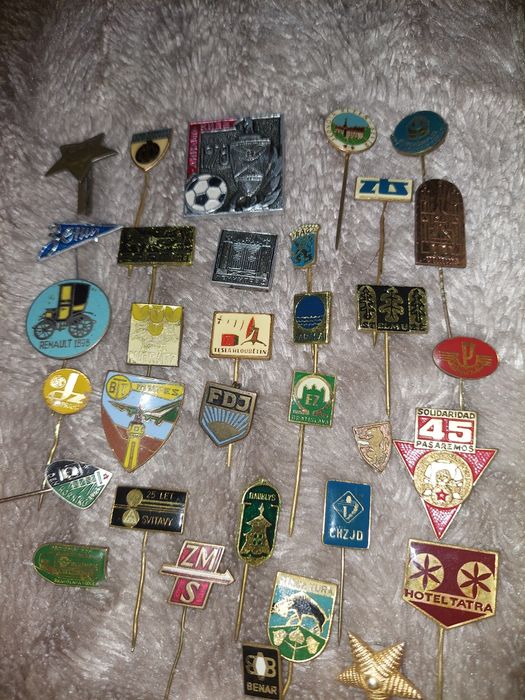 Продам  значки .