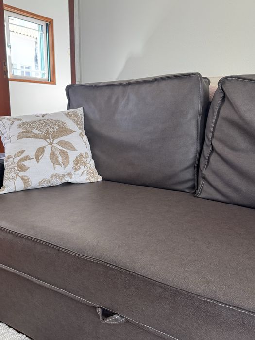Sofá-cama 3 lugares MIRO castanho escuro + 2 tabuleiros para braço de sofá IKEA