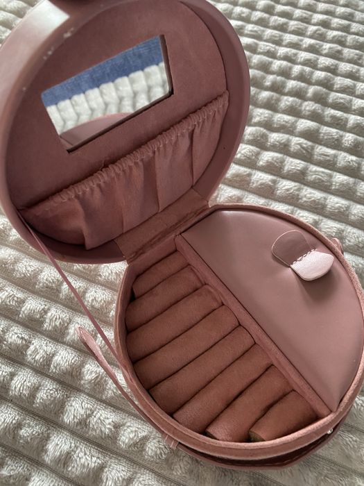 Pudelko/kuferek /szkatulka na bizuterie