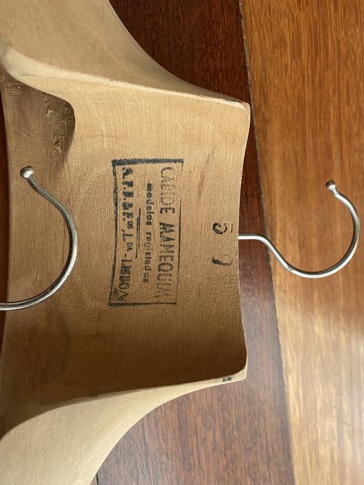 Dois cabides de madeira antigos, Manequim