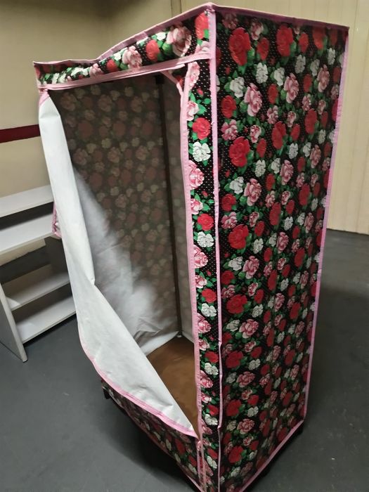 Vendo armário capa para roupa em bom estado.76x142.