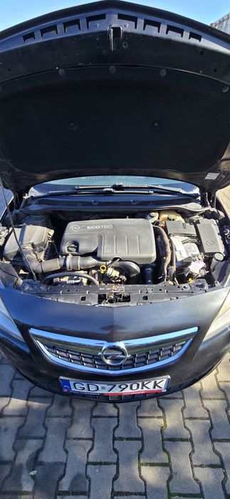 Czarny Opel Astra