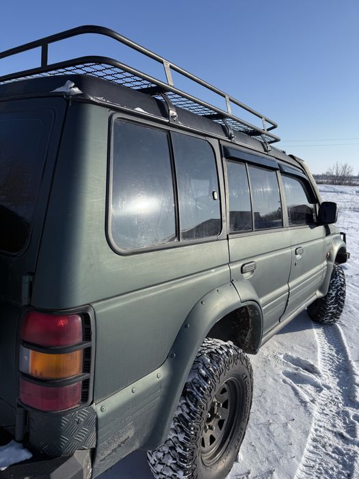 Внедорожник на боевом ходу