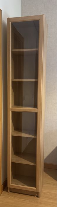 Estante IKEA BILLY com portas de vidro – Efeito Carvalho