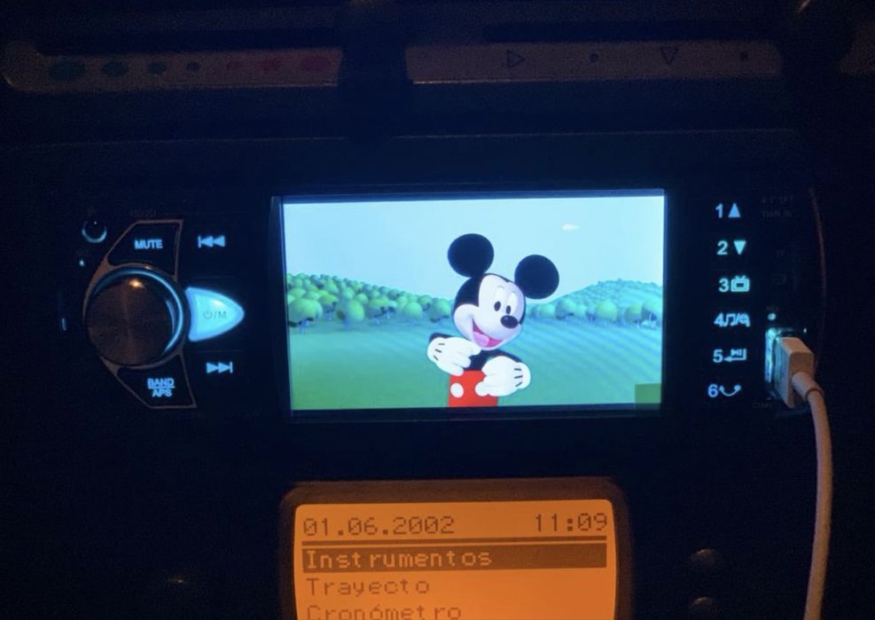 Auto Rádio UNIVERSAL Pode ver Filmes, GPS, Waze, Youtube etc com Microfone para chamadas Bluetooth NOVO