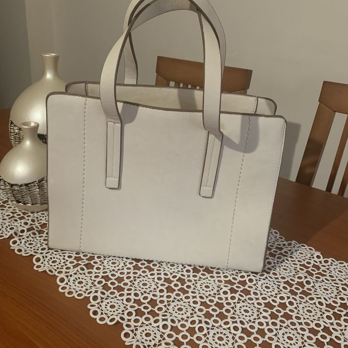 Mala de senhora bege.