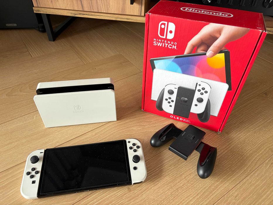 Nintendo Switch OLED + karta 128 GB + etui - świetny stan