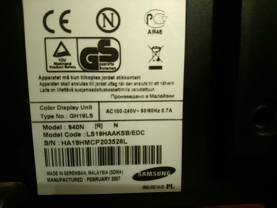 Monitor płaski srebrny LCD 19" Sync Master 940 N