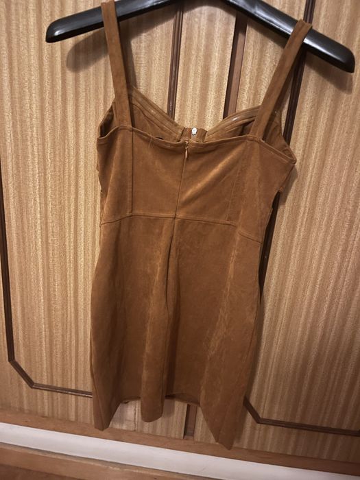 Vestido de veludo castanho Bershka,com recortes por baixo do peito,S