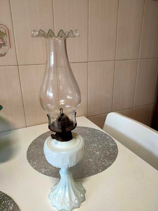 Lamparina a petróleo, antiga em vidro coalhado