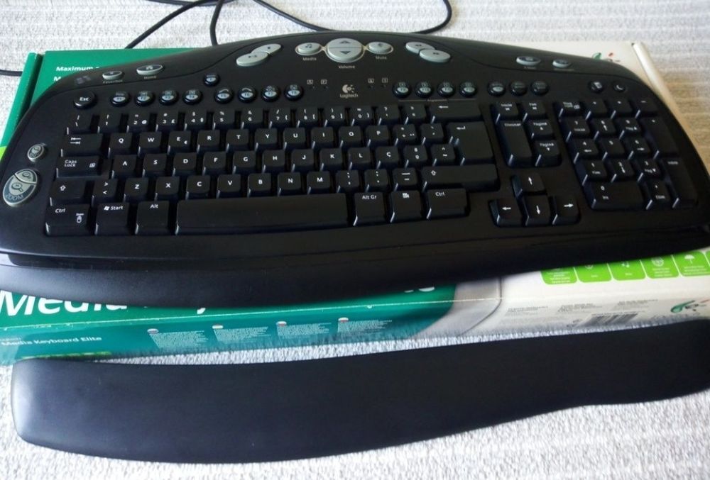 Logitech Media Keyboard + Benq FP731 Monitor64740615048194120