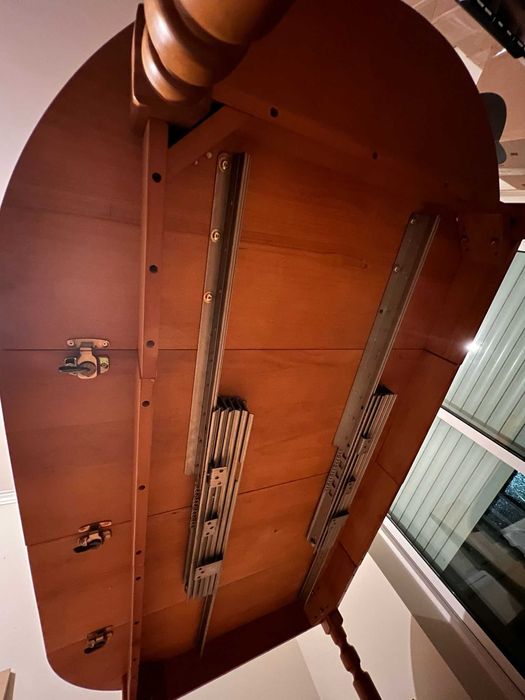 Mesa de jantar em madeira de pinho de qualidade, elegante e prática