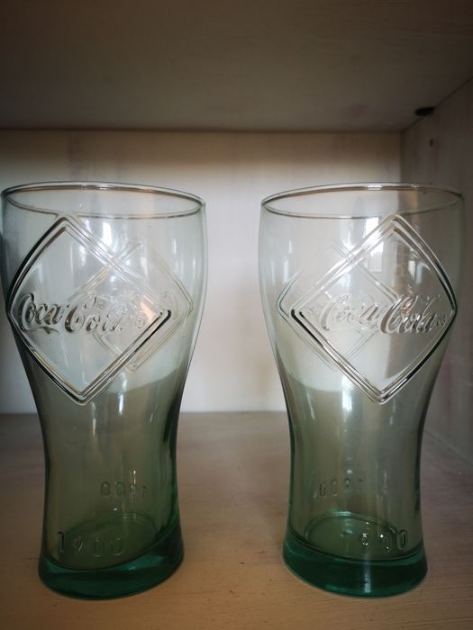 Vários copos McDonald's