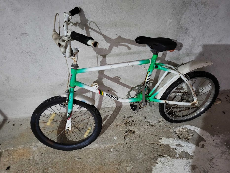 Várias bicicletas  bmx pasteleiras e outras