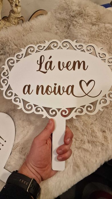 "Placa 'Lá Vem a Noiva' – Um Toque Encantador para o Seu Casamento!"