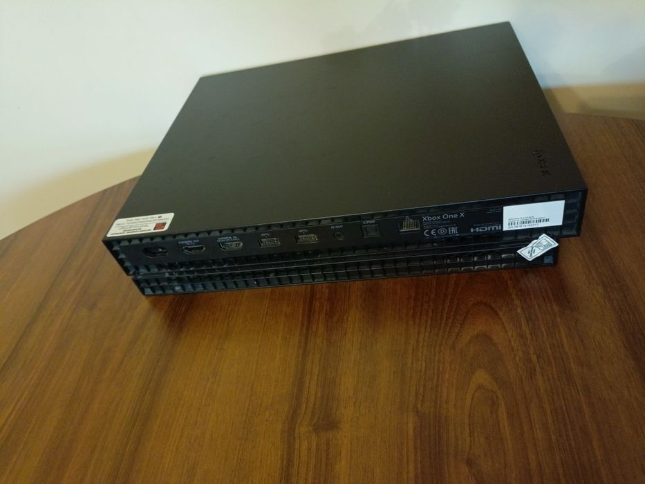 Konsola Xbox One X 1TB pad gra