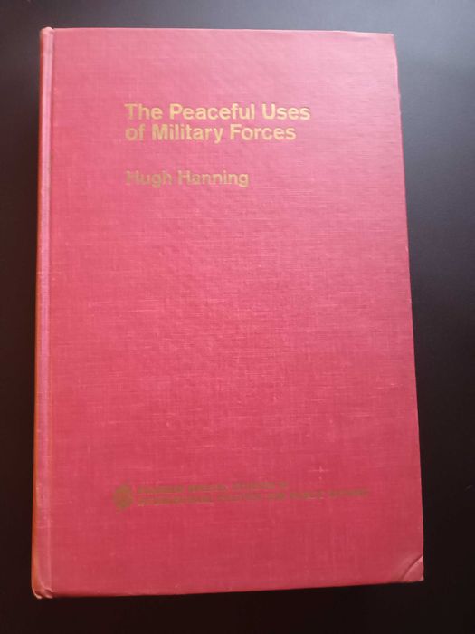 "The Peaceful Uses of Military Forces" por Hugh Hanning (1967)