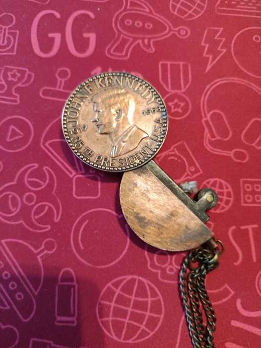 Isqueiro vintage com moeda John F Kennedy e Estátua da Liberdade
