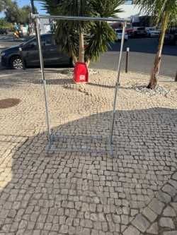 Cabide telescópico de metal com rodas Altura ajustável com prateleira