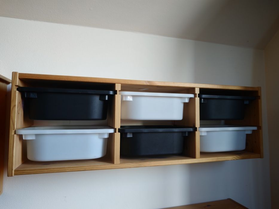 Dwie szafki ścienne trofast Ikea z pojemnikami