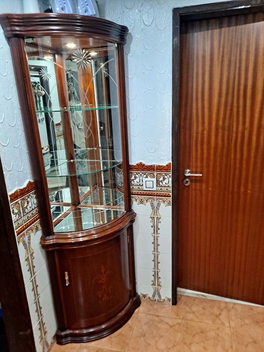 Cristaleira de canto em madeira com portas e prateleiras em vidro