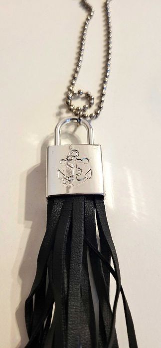 Várias gargantilhas