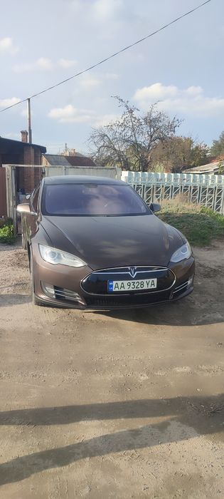 Tesla Model S 400к.с