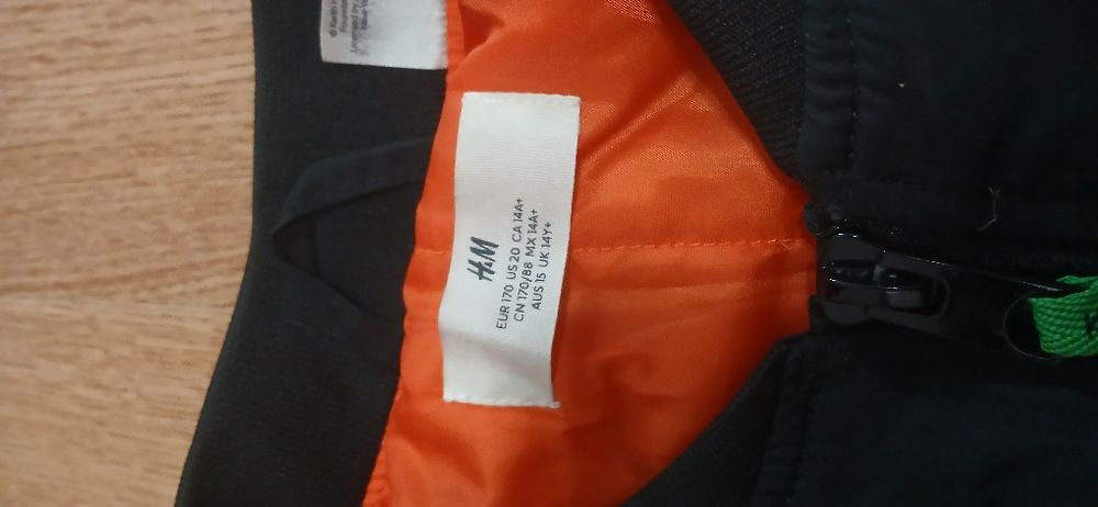 продам куртку h&m чорна