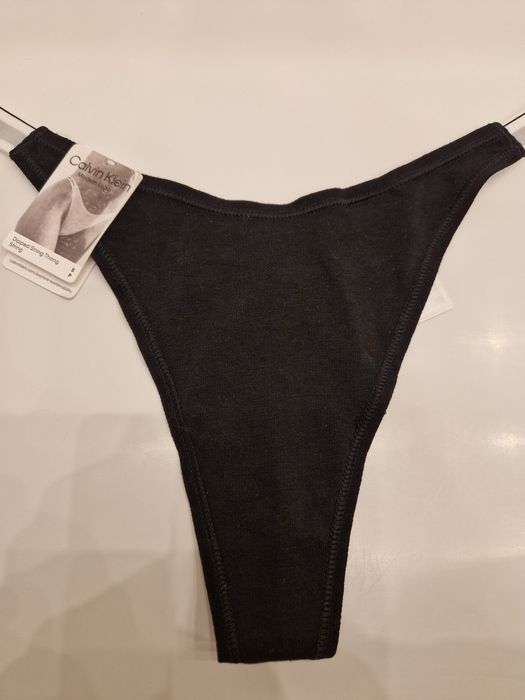 Stringi thong Calvin Klein z taśmą z logo po bokach i z tyłu.
