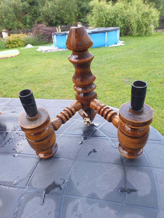 Drewniany żyrandol oraz kinkiet, lampa