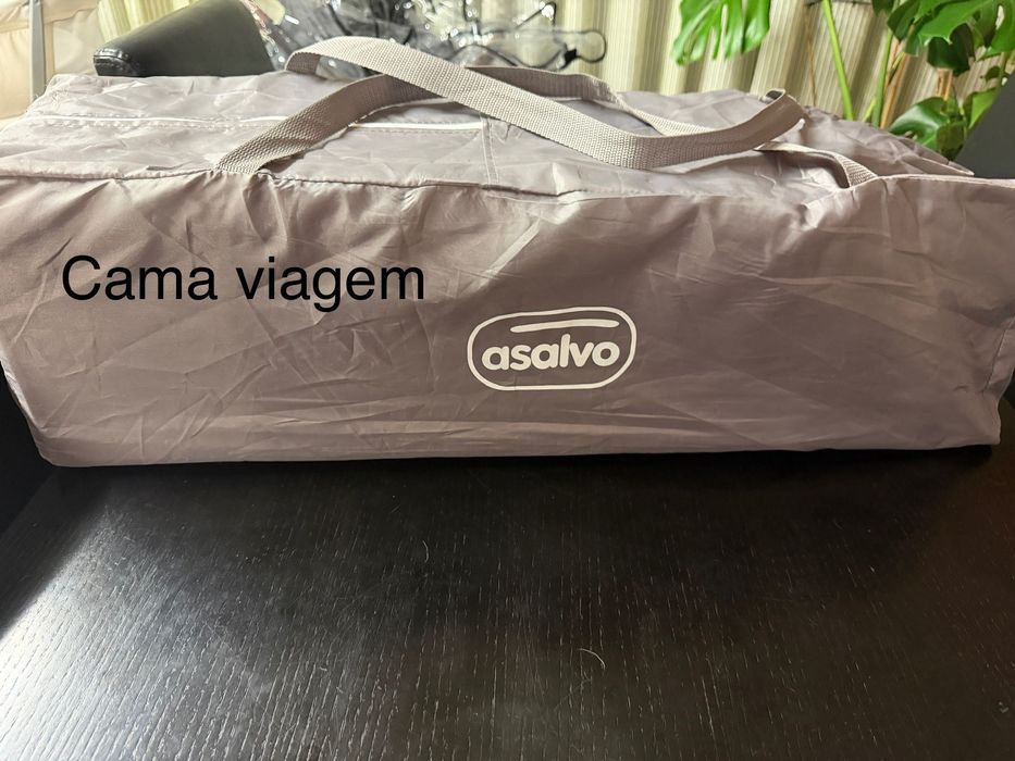 Carrinho e cadeira isofix de bebé com muitos acessórios
