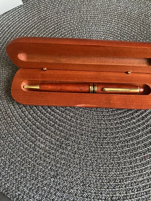 Ручка  шариковая  подарочная.