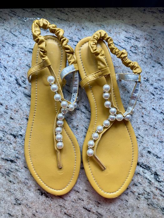 Żółte klapki sandały z perłami Tom & Eva
