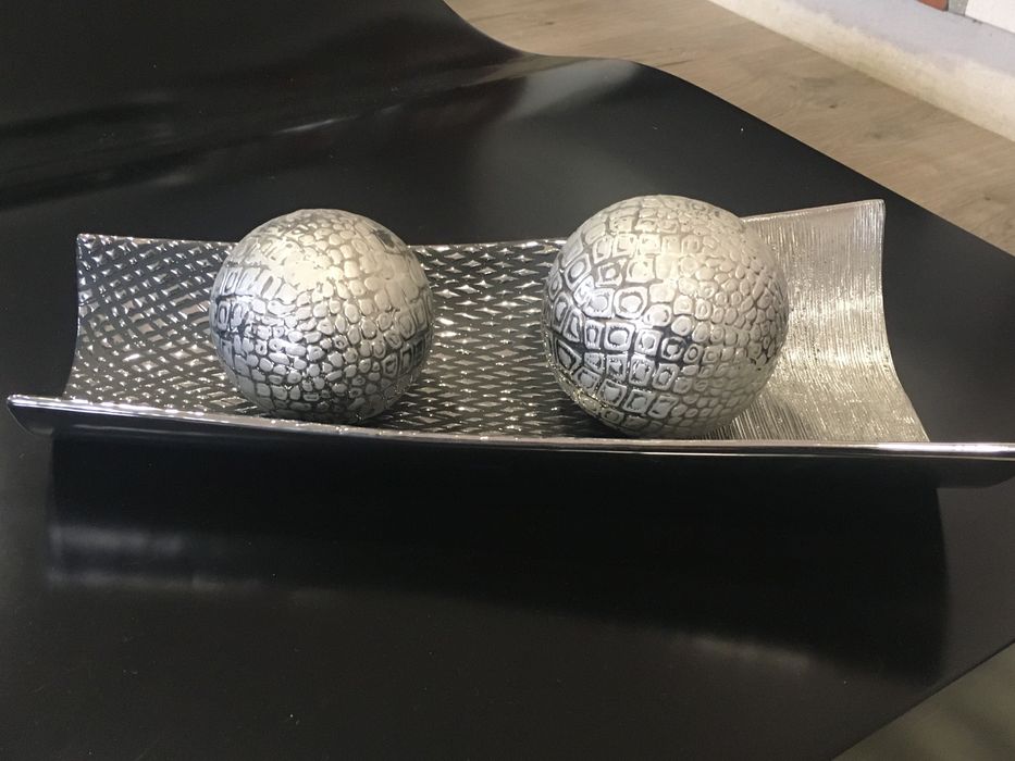 Prato com bolas em prateado