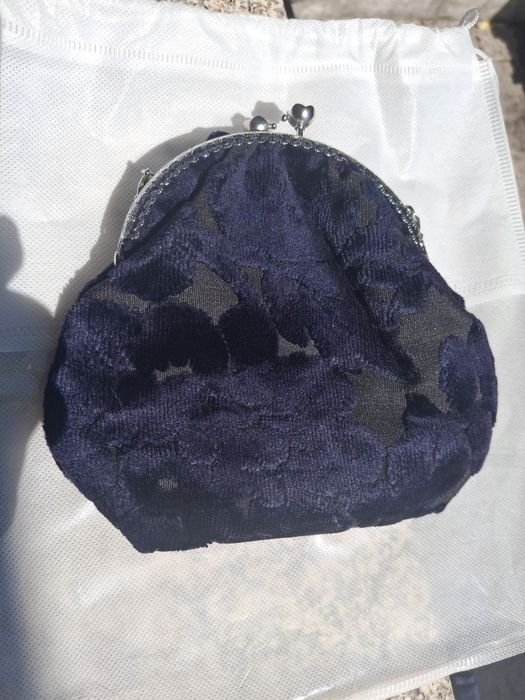 Pochette em tecido azul marinho, com relevo  e alça em prateado