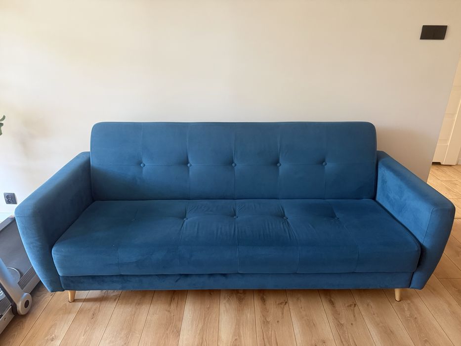 Designerska kanapa niebieska sofa Agata Ikea Jysk na nóżkach rozkładana z funkcją spania