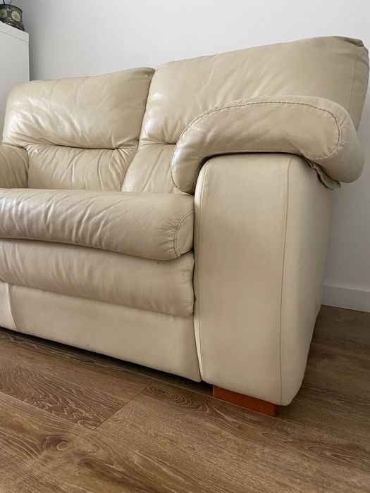 2 sofás imitação de pele bege