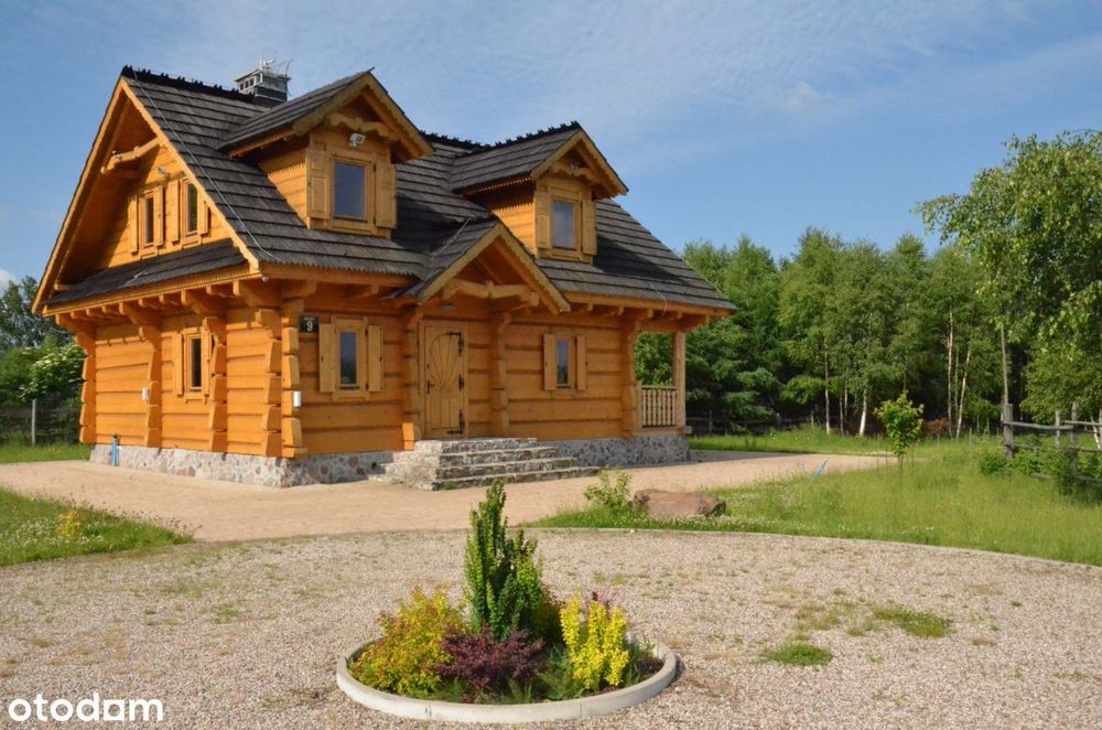 Góralski dom z bala nad jeziorem Dadaj z własną linią brzegową